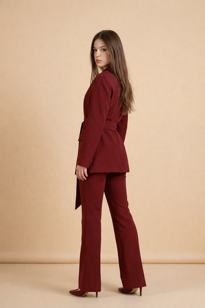 Ensemble blazer et pantalon pour femme – look élégant et professionnel
vista posteriore