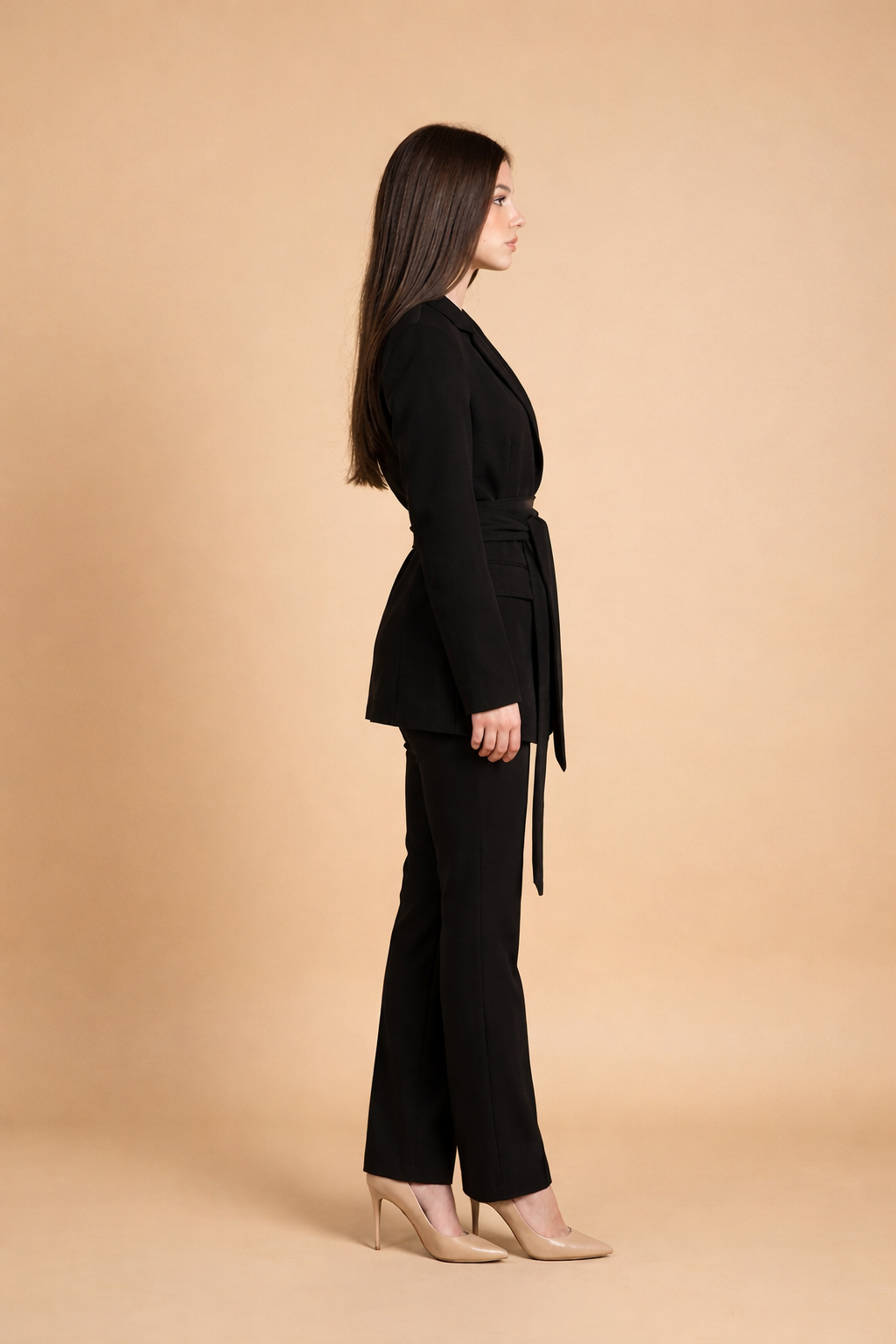 Tailleur femme moderne avec blazer ceinturé et pantalon long coupe élégante vista laterale