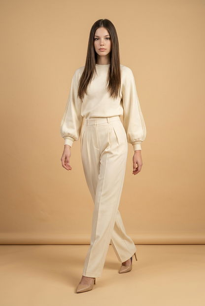 Ensemble femme beige élégant avec pantalon taille haute et blouse minimaliste style mode parisienne.