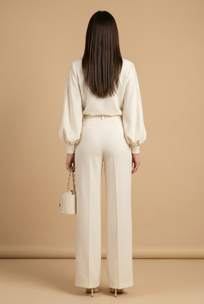 Tenue femme chic beige avec pantalon fluide et haut élégant inspiration mode parisienne minimaliste.
