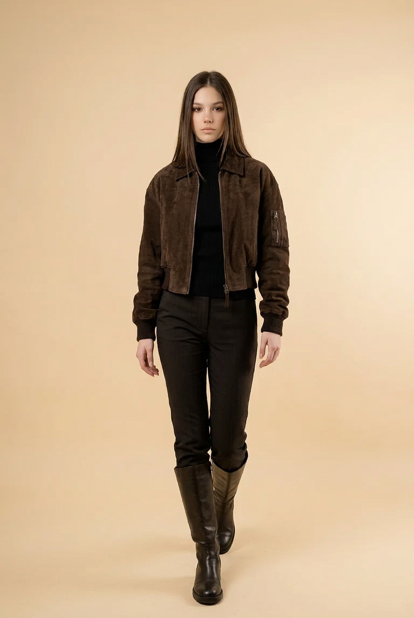 Veste marron femme look automne chic avec pantalon noir et bottes élégantes.