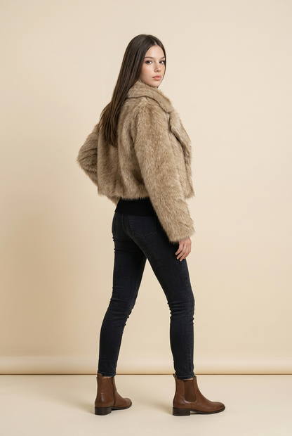 Veste en fausse fourrure femme tendance hiver mode parisienne avec pantalon noir et bottines