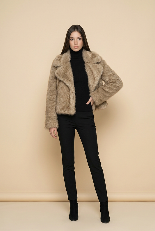 Veste en fourrure marron pour femme style chic parisien avec tenue noire élégante et bottines.
