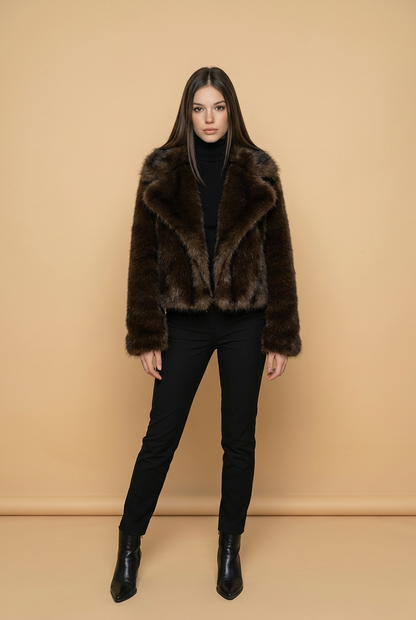 Veste en fourrure femme tendance mode parisienne 2025 avec silhouette élégante et moderne.