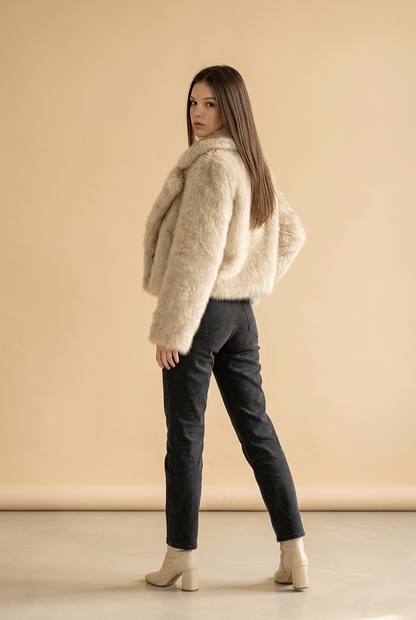 Veste en fourrure femme tendance hiver avec col large et look chic élégant.